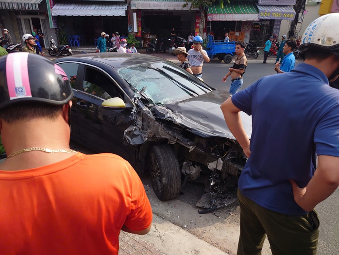 Ô tô húc khiến xe chở nguyên vật liệu lao vào cửa hàng- Ảnh 3. Ô tô húc khiến xe chở nguyên vật liệu lao vào cửa hàng- Ảnh 3.