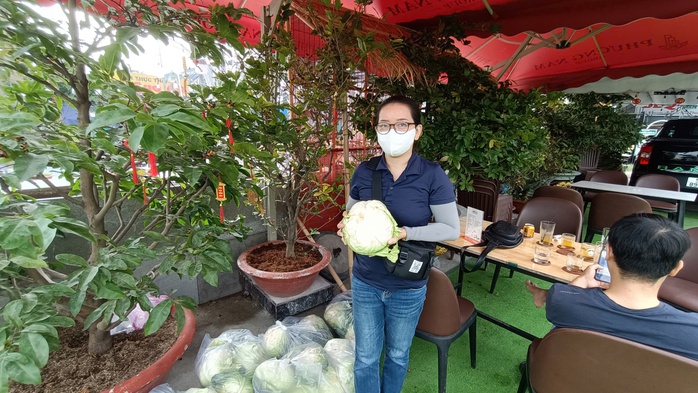 Công nhân KCX Tân Thuận và câu chuyện "giải cứu" bắp cải đầy xúc động- Ảnh 1. Công nhân KCX Tân Thuận và câu chuyện "giải cứu" bắp cải đầy xúc động- Ảnh 1.