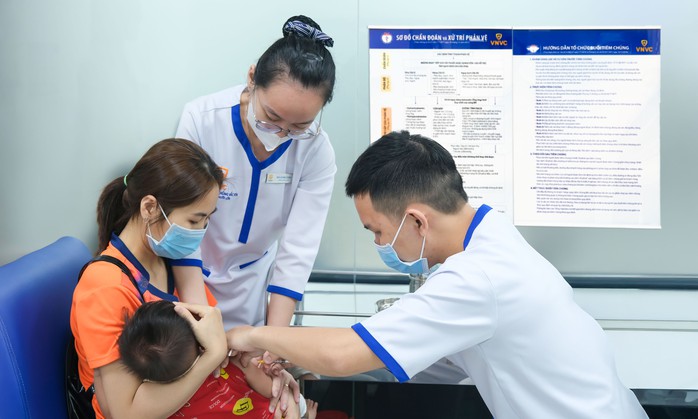 Trẻ nhỏ tiêm vắc-xin phòng sởi tại VNVC. Ảnh: Lý Vi Trẻ nhỏ tiêm vắc-xin phòng sởi tại VNVC. Ảnh: Lý Vi