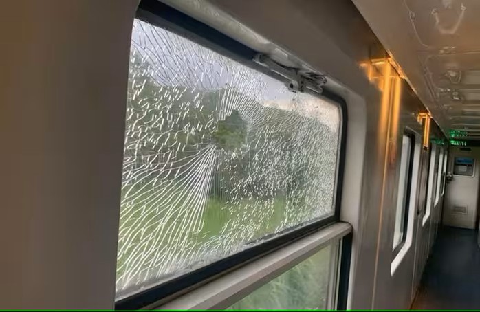 Nhóm học sinh ở Quảng Ngãi ném đá vào tàu hỏa… cho vui- Ảnh 1. Nhóm học sinh ở Quảng Ngãi ném đá vào tàu hỏa… cho vui- Ảnh 1.