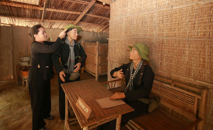 Thông qua những hình ảnh trực quan, du khách cảm nhận rõ cuộc sống gian khổ nhưng kiên cường bên trong Địa đạo Củ Chi. Ảnh: HOÀNG TRIỀU Thông qua những hình ảnh trực quan, du khách cảm nhận rõ cuộc sống gian khổ nhưng kiên cường bên trong Địa đạo Củ Chi. Ảnh: HOÀNG TRIỀU