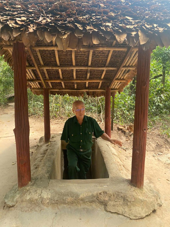 Mỗi lần thăm Địa đạo Củ Chi, ông Năm Chịa đều không nén được xúc động. Ảnh: PHAN ANH Mỗi lần thăm Địa đạo Củ Chi, ông Năm Chịa đều không nén được xúc động. Ảnh: PHAN ANH