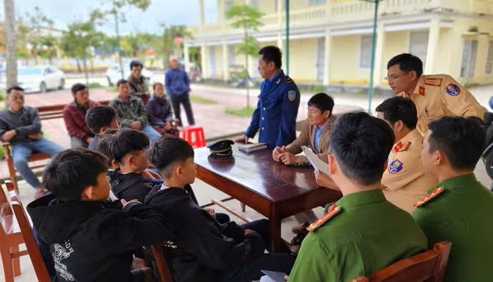 Nhóm học sinh ở Quảng Ngãi ném đá vào tàu hỏa… cho vui- Ảnh 2. Nhóm học sinh ở Quảng Ngãi ném đá vào tàu hỏa… cho vui- Ảnh 2.