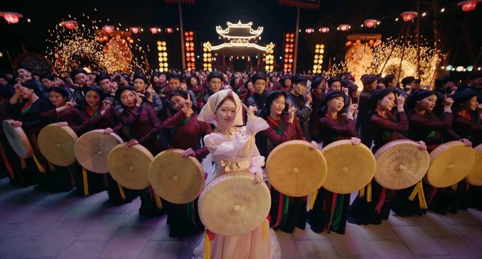 MV “Bắc Bling” đậm chất riêng của ca sĩ Hòa Minzy với những yếu tố văn hóa truyền thống trong sản phẩm giải trí hiện đại. Ảnh: NHẬT NGUYÊN MV “Bắc Bling” đậm chất riêng của ca sĩ Hòa Minzy với những yếu tố văn hóa truyền thống trong sản phẩm giải trí hiện đại. Ảnh: NHẬT NGUYÊN