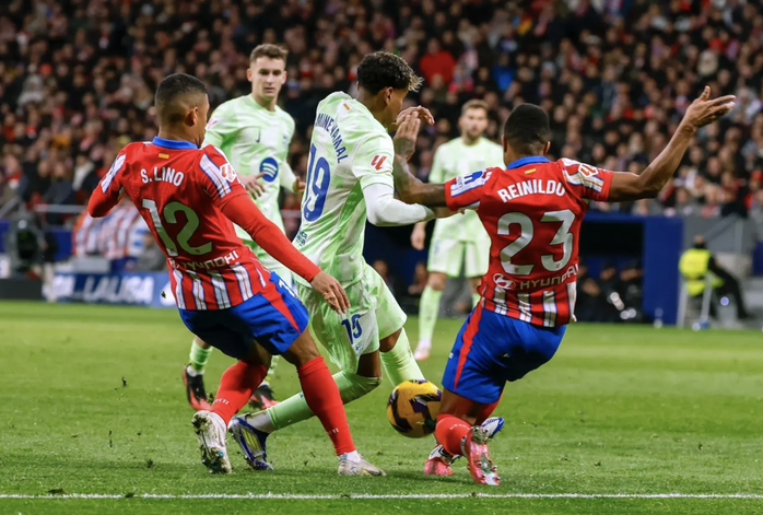 Barcelona ngược dòng siêu đỉnh, hạ Atletico Madrid ở trận cầu 6 bàn- Ảnh 2. Barcelona ngược dòng siêu đỉnh, hạ Atletico Madrid ở trận cầu 6 bàn- Ảnh 2.