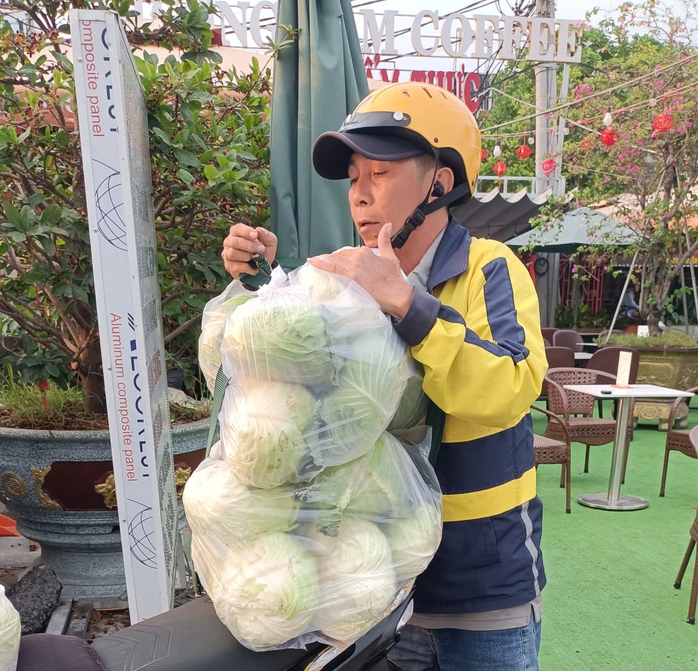 Công nhân KCX Tân Thuận và câu chuyện "giải cứu" bắp cải đầy xúc động- Ảnh 6. Công nhân KCX Tân Thuận và câu chuyện "giải cứu" bắp cải đầy xúc động- Ảnh 6.