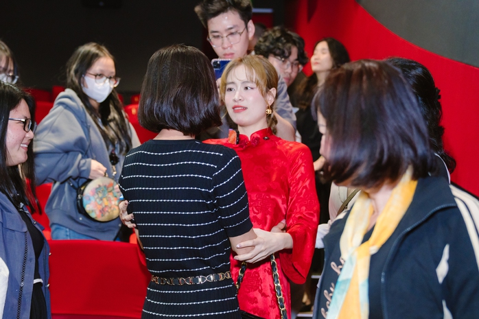 Hoàng Thùy Linh hạnh phúc trong vòng tay khán giả- Ảnh 1. Hoàng Thùy Linh hạnh phúc trong vòng tay khán giả- Ảnh 1.