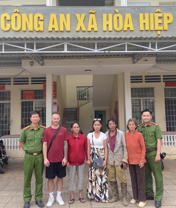 Công an xã giúp hai chị em song sinh người Pháp gốc Việt tìm lại mẹ sau 27 năm- Ảnh 2. Công an xã giúp hai chị em song sinh người Pháp gốc Việt tìm lại mẹ sau 27 năm- Ảnh 2.