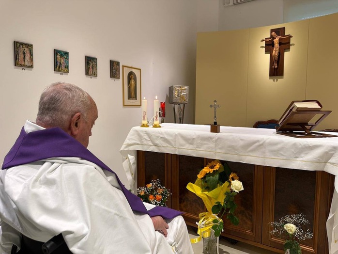 Giáo hoàng Francis tại nhà nguyện Bệnh viện Đa khoa Gemelli ở Rome hôm 16-3. Ảnh: Toà thánh Vatincan Giáo hoàng Francis tại nhà nguyện Bệnh viện Đa khoa Gemelli ở Rome hôm 16-3. Ảnh: Toà thánh Vatincan