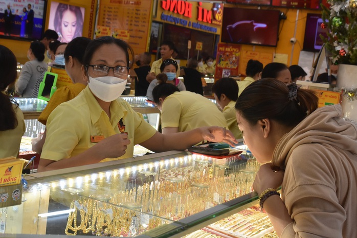 Giá vàng hôm nay, 18-3: Giảm mạnh rồi tăng vọt- Ảnh 1. Giá vàng hôm nay, 18-3: Giảm mạnh rồi tăng vọt- Ảnh 1.