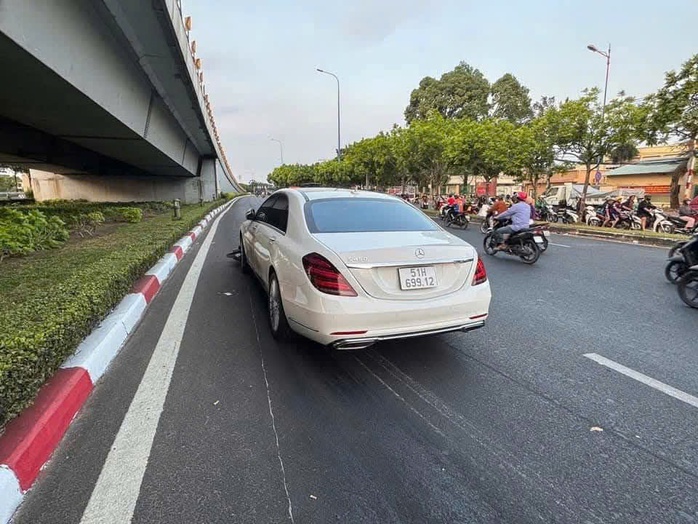 Chiếc Mercedes hàng tỉ đồng gây tai nạn, vì sao không có phanh khẩn cấp?- Ảnh 1. Chiếc Mercedes hàng tỉ đồng gây tai nạn, vì sao không có phanh khẩn cấp?- Ảnh 1.