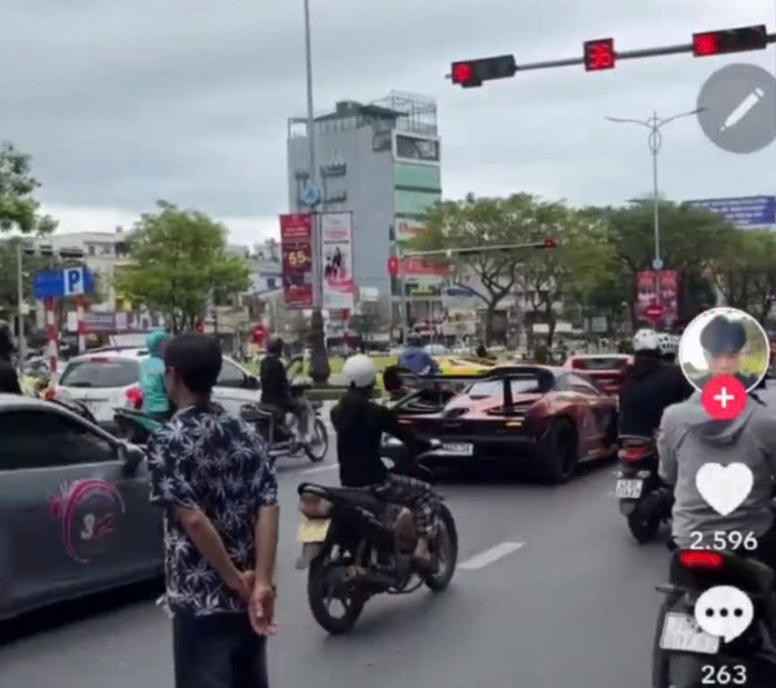 CLIP: Dàn siêu xe của đại gia ngành thẩm mỹ ngang nhiên vượt đèn đỏ tại Đà Nẵng- Ảnh 1. CLIP: Dàn siêu xe của đại gia ngành thẩm mỹ ngang nhiên vượt đèn đỏ tại Đà Nẵng- Ảnh 1.