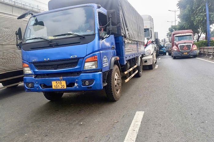 Tai nạn liên hoàn trên xa lộ Hà Nội, đầu ô tô bẹp dúm- Ảnh 2. Tai nạn liên hoàn trên xa lộ Hà Nội, đầu ô tô bẹp dúm- Ảnh 2.
