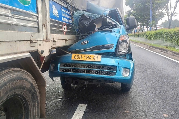 Tai nạn liên hoàn trên xa lộ Hà Nội, đầu ô tô bẹp dúm- Ảnh 1. Tai nạn liên hoàn trên xa lộ Hà Nội, đầu ô tô bẹp dúm- Ảnh 1.