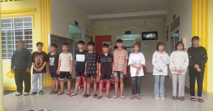 20 thanh thiếu niên vừa mang hung khí đến điểm hẹn thì bị công an phát hiện, đưa về trụ sở- Ảnh 1. 20 thanh thiếu niên vừa mang hung khí đến điểm hẹn thì bị công an phát hiện, đưa về trụ sở- Ảnh 1.