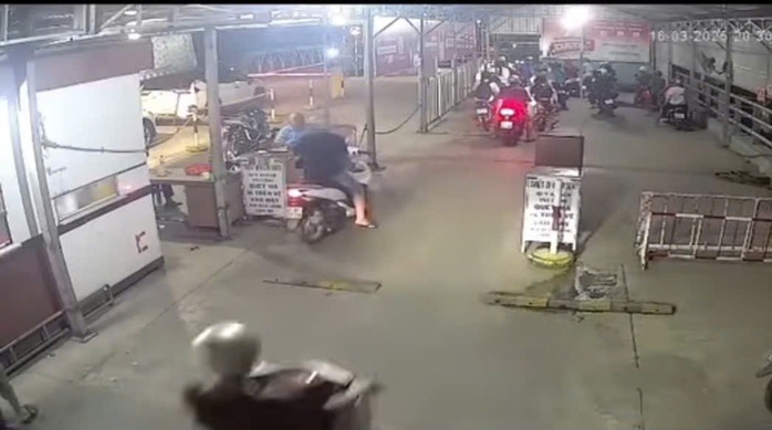 CLIP: Mâu thuẫn với vợ rồi chém dã man nhân viên bến phà ở An Giang- Ảnh 1. CLIP: Mâu thuẫn với vợ rồi chém dã man nhân viên bến phà ở An Giang- Ảnh 1.