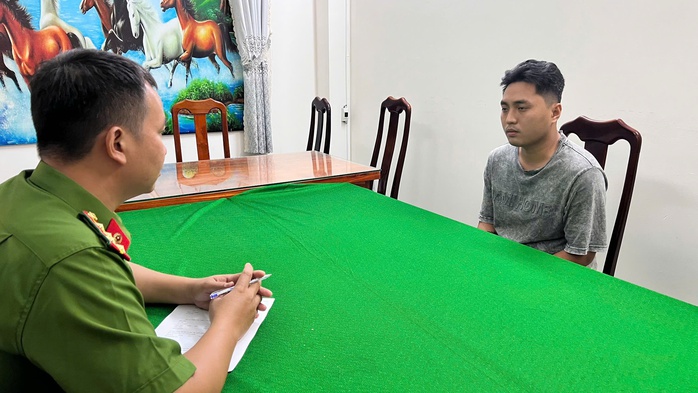 CLIP: Mâu thuẫn với vợ rồi chém dã man nhân viên bến phà ở An Giang- Ảnh 2. CLIP: Mâu thuẫn với vợ rồi chém dã man nhân viên bến phà ở An Giang- Ảnh 2.