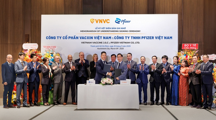 Ông Darrell Oh - Tổng Giám đốc Pfizer Việt Nam và ông Ngô Chí Dũng - Chủ tịch Hội đồng Quản trị kiêm Tổng Giám đốc Hệ thống tiêm chủng VNVC và Nhà máy Vắc-xin và Sinh phẩm VNVC ký biên bản ghi nhớ hợp tác trong lĩnh vực sản xuất vắc-xin. Ảnh: Hữu Luận Ông Darrell Oh - Tổng Giám đốc Pfizer Việt Nam và ông Ngô Chí Dũng - Chủ tịch Hội đồng Quản trị kiêm Tổng Giám đốc Hệ thống tiêm chủng VNVC và Nhà máy Vắc-xin và Sinh phẩm VNVC ký biên bản ghi nhớ hợp tác trong lĩnh vực sản xuất vắc-xin. Ảnh: Hữu Luận