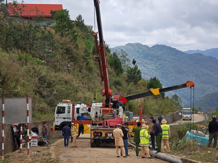Lâm Đồng: Xe container lao xuống vực, 2 người tử vong, 1 bị thương- Ảnh 1. Lâm Đồng: Xe container lao xuống vực, 2 người tử vong, 1 bị thương- Ảnh 1.
