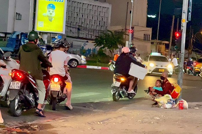 Người phụ nữ bế theo đứa trẻ xin tiền ở ngã tư đường Cách mạng Tháng Tám - Nguyễn Thị Minh Khai (giao quận 1 và quận 3) Người phụ nữ bế theo đứa trẻ xin tiền ở ngã tư đường Cách mạng Tháng Tám - Nguyễn Thị Minh Khai (giao quận 1 và quận 3)