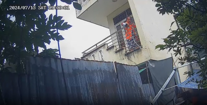Bà N.L.H hất chất bẩn sang nhà ông Hùng, bị camera ghi lại (ảnh cắt từ clip) Bà N.L.H hất chất bẩn sang nhà ông Hùng, bị camera ghi lại (ảnh cắt từ clip)