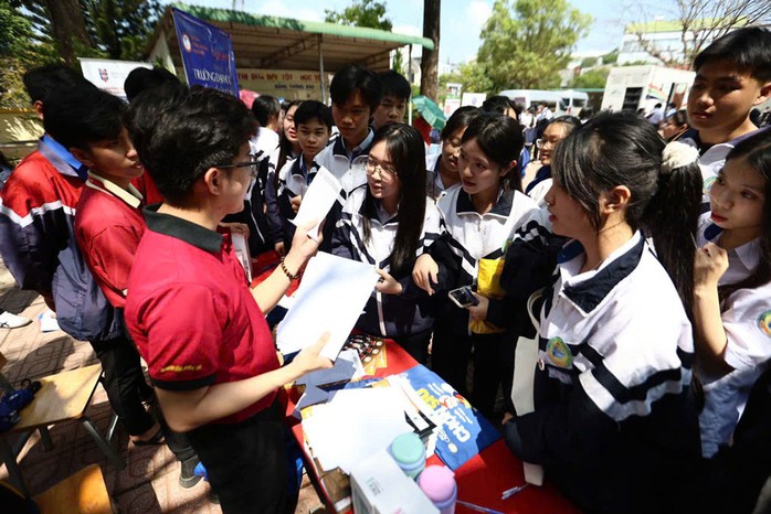 Thí sinh tìm hiểu về thông tin xét tuyển tại chương trình “Đưa trường học đến thí sinh” năm 2025. Ảnh: QUANG LIÊM Thí sinh tìm hiểu về thông tin xét tuyển tại chương trình “Đưa trường học đến thí sinh” năm 2025. Ảnh: QUANG LIÊM