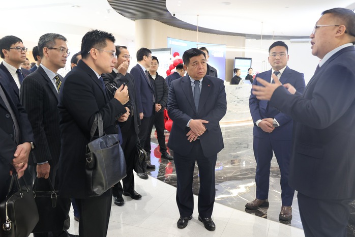 Phó Thủ tướng Nguyễn Chí Dũng thăm Trung tâm Mua sắm trực tuyến xuyên biên giới Ninh Ba Ảnh: VGP Phó Thủ tướng Nguyễn Chí Dũng thăm Trung tâm Mua sắm trực tuyến xuyên biên giới Ninh Ba Ảnh: VGP