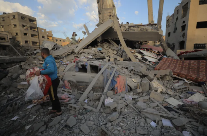 Người Palestine tìm kiếm đồ đạc trong đống đổ nát sau cuộc không kích của Israel ở Gaza hôm 18-3 Ảnh: ANADOLU Người Palestine tìm kiếm đồ đạc trong đống đổ nát sau cuộc không kích của Israel ở Gaza hôm 18-3 Ảnh: ANADOLU
