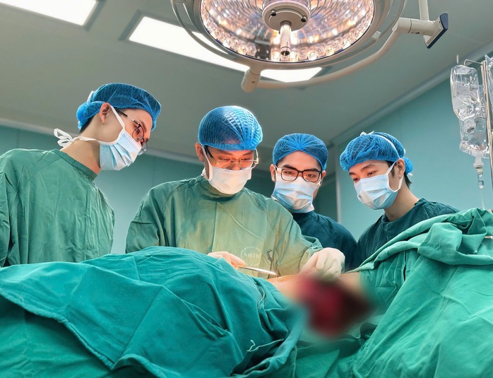 Cô gái bị hoại tử ngực vì bệnh hiếm gặp- Ảnh 2. Cô gái bị hoại tử ngực vì bệnh hiếm gặp- Ảnh 2.