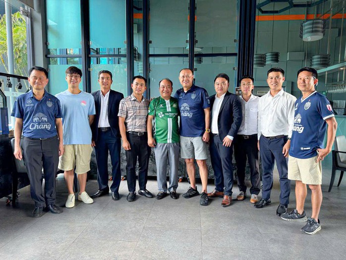 Ông Phạm Hương Sơn (giữa) trong chuyến tham quan, trao đổi kinh nghiệm hoạt động tại CLB Buriram United - Thái Lan. Ảnh: CLB TRƯỜNG TƯƠI BÌNH PHƯỚC Ông Phạm Hương Sơn (giữa) trong chuyến tham quan, trao đổi kinh nghiệm hoạt động tại CLB Buriram United - Thái Lan. Ảnh: CLB TRƯỜNG TƯƠI BÌNH PHƯỚC