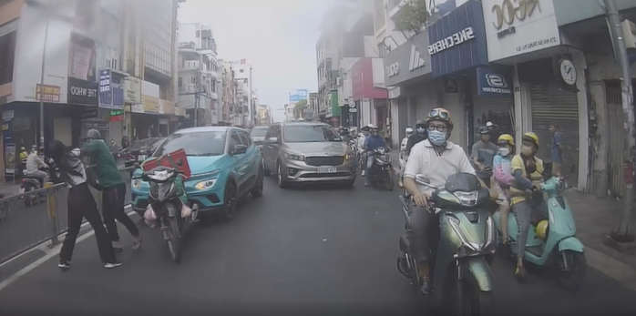 Công an TP HCM triệu tập 2 nhân vật chính trong clip đang gây xôn xao- Ảnh 1. Công an TP HCM triệu tập 2 nhân vật chính trong clip đang gây xôn xao- Ảnh 1.