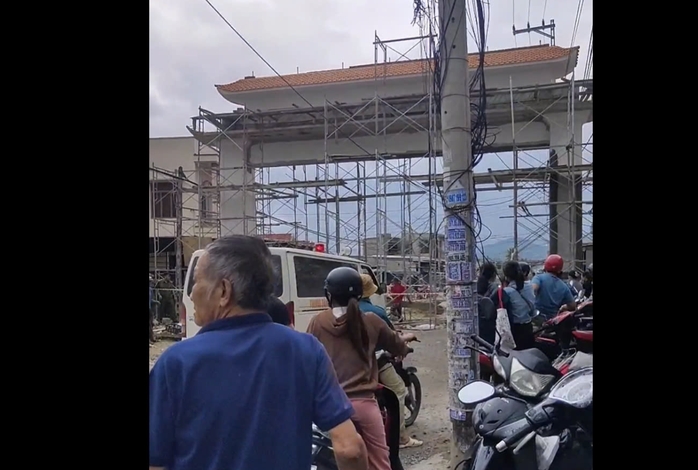 Sập giàn giáo, 5 người bị thương- Ảnh 1. Sập giàn giáo, 5 người bị thương- Ảnh 1.