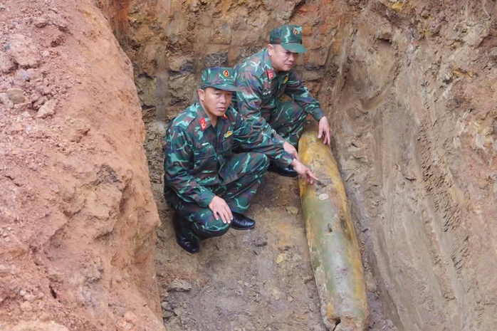 Phát hiện quả bom cực kỳ nguy hiểm nằm bên quốc lộ- Ảnh 1. Phát hiện quả bom cực kỳ nguy hiểm nằm bên quốc lộ- Ảnh 1.
