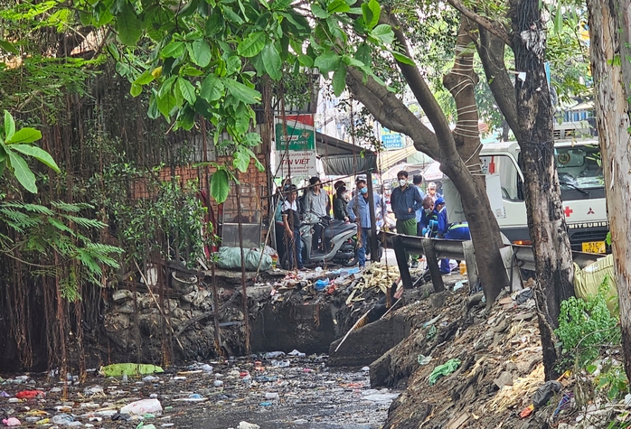 TP HCM: Điều tra vụ người phụ nữ được phát hiện tử vong dưới kênh- Ảnh 1. TP HCM: Điều tra vụ người phụ nữ được phát hiện tử vong dưới kênh- Ảnh 1.