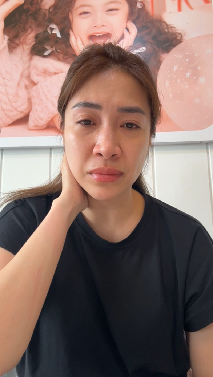 Ca sĩ Pha Lê bị bệnh nặng nhưng ai cũng tưởng bệnh giả vờ
- Ảnh 2. Ca sĩ Pha Lê bị bệnh nặng nhưng ai cũng tưởng bệnh giả vờ
- Ảnh 2.