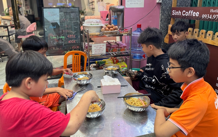 Ấm lòng với tiệm mì 1.000 đồng- Ảnh 1. Ấm lòng với tiệm mì 1.000 đồng- Ảnh 1.