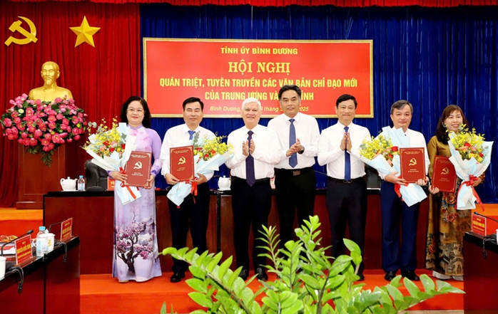 Trao quyết định của Ban Bí thư Trung ương Đảng về công tác cán bộ ở Bình Dương- Ảnh 1. Trao quyết định của Ban Bí thư Trung ương Đảng về công tác cán bộ ở Bình Dương- Ảnh 1.