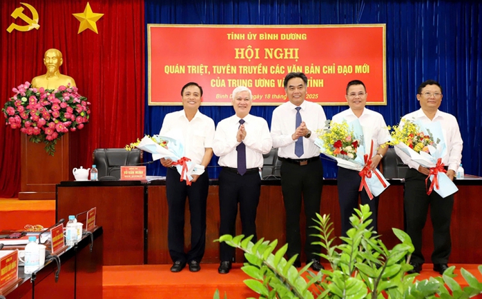 Trao quyết định của Ban Bí thư Trung ương Đảng về công tác cán bộ ở Bình Dương- Ảnh 2. Trao quyết định của Ban Bí thư Trung ương Đảng về công tác cán bộ ở Bình Dương- Ảnh 2.