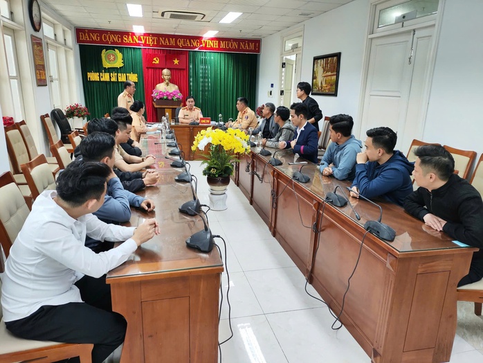 Phạt 167 triệu đồng, tạm giữ 11 giấy phép lái xe vụ dàn siêu xe ngang nhiên vượt đèn đỏ- Ảnh 1. Phạt 167 triệu đồng, tạm giữ 11 giấy phép lái xe vụ dàn siêu xe ngang nhiên vượt đèn đỏ- Ảnh 1.