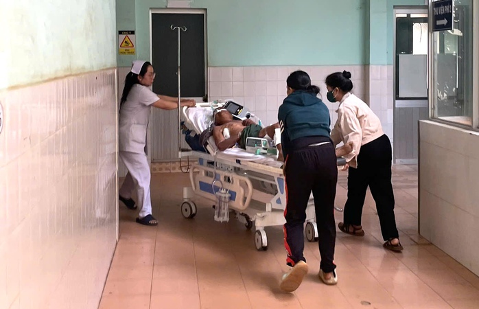 Cụ ông 77 tuổi bị trâu húc nguy kịch- Ảnh 1. Cụ ông 77 tuổi bị trâu húc nguy kịch- Ảnh 1.