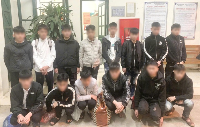 Hai nhóm thanh, thiếu niên ở 2 huyện vác dao, kiếm đi "hỗn chiến" gây náo loạn- Ảnh 1. Hai nhóm thanh, thiếu niên ở 2 huyện vác dao, kiếm đi "hỗn chiến" gây náo loạn- Ảnh 1.