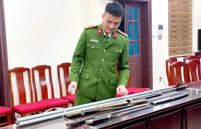 Hai nhóm thanh, thiếu niên ở 2 huyện vác dao, kiếm đi "hỗn chiến" gây náo loạn- Ảnh 2. Hai nhóm thanh, thiếu niên ở 2 huyện vác dao, kiếm đi "hỗn chiến" gây náo loạn- Ảnh 2.
