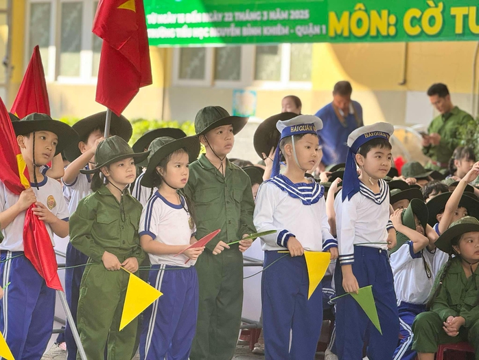 TP HCM: Học sinh hoá thân thành chiến sĩ, chui hầm, lắp ráp xe tăng- Ảnh 2. TP HCM: Học sinh hoá thân thành chiến sĩ, chui hầm, lắp ráp xe tăng- Ảnh 2.