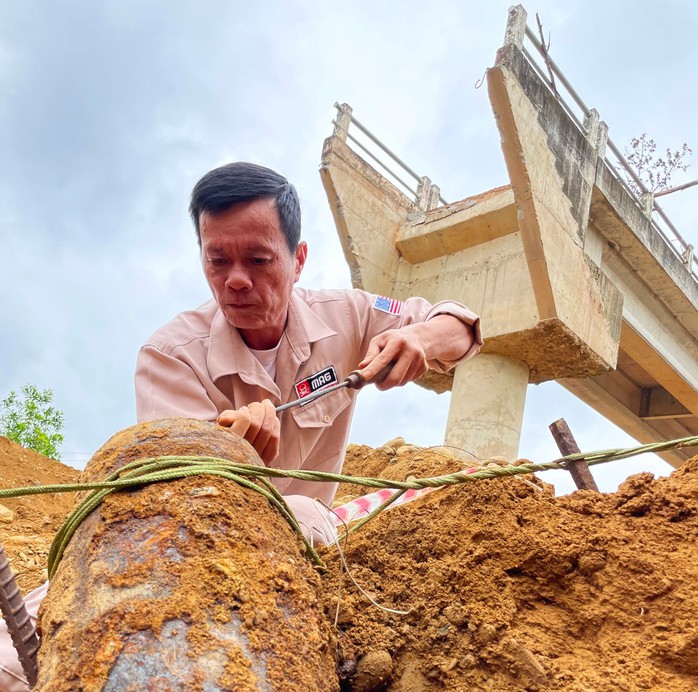 Cây cầu đang xây phải dừng khẩn cấp vì phát hiện có bom- Ảnh 1. Cây cầu đang xây phải dừng khẩn cấp vì phát hiện có bom- Ảnh 1.