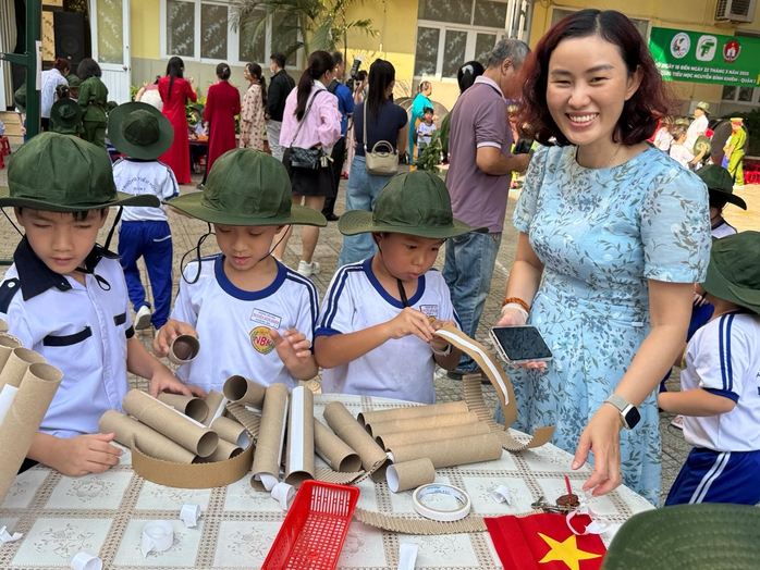 TP HCM: Học sinh hoá thân thành chiến sĩ, chui hầm, lắp ráp xe tăng- Ảnh 5. TP HCM: Học sinh hoá thân thành chiến sĩ, chui hầm, lắp ráp xe tăng- Ảnh 5.