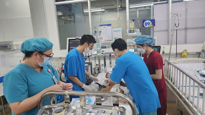 Trẻ mắc bệnh sởi nặng đang điều trị tại Khoa Hồi sức Nhiễm - Bệnh viện Nhi Đồng 1 (TP HCM) Ảnh: HẢI YẾN Trẻ mắc bệnh sởi nặng đang điều trị tại Khoa Hồi sức Nhiễm - Bệnh viện Nhi Đồng 1 (TP HCM) Ảnh: HẢI YẾN