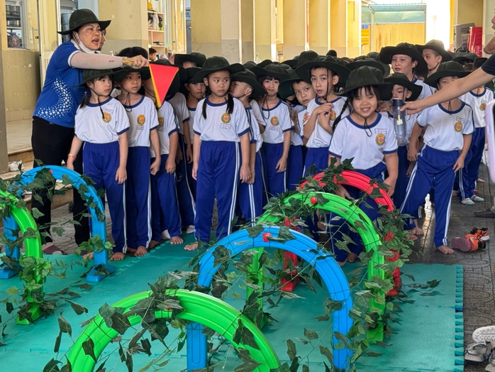 TP HCM: Học sinh hoá thân thành chiến sĩ, chui hầm, lắp ráp xe tăng- Ảnh 6. TP HCM: Học sinh hoá thân thành chiến sĩ, chui hầm, lắp ráp xe tăng- Ảnh 6.