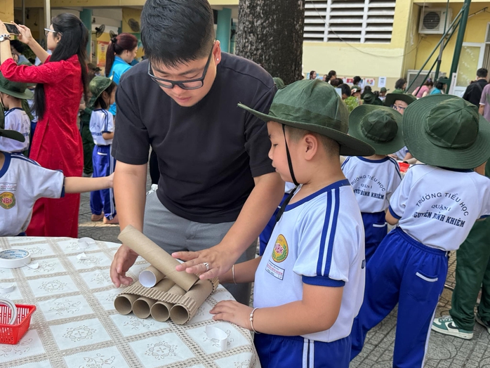 TP HCM: Học sinh hoá thân thành chiến sĩ, chui hầm, lắp ráp xe tăng- Ảnh 1. TP HCM: Học sinh hoá thân thành chiến sĩ, chui hầm, lắp ráp xe tăng- Ảnh 1.