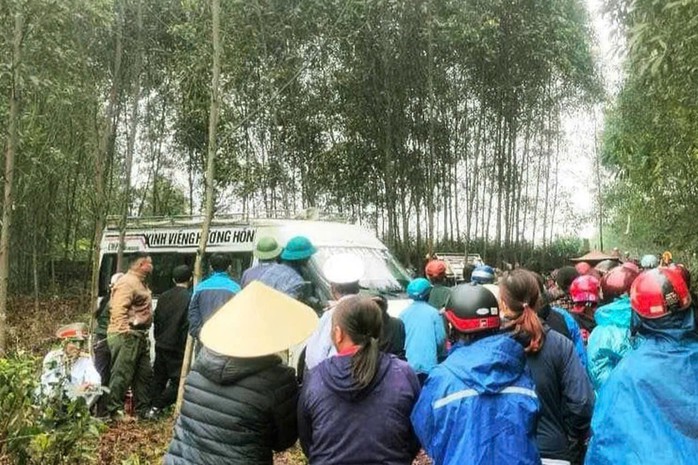 Đưa tang anh, em trai bị xe chở quan tài đè tử vong- Ảnh 1. Đưa tang anh, em trai bị xe chở quan tài đè tử vong- Ảnh 1.