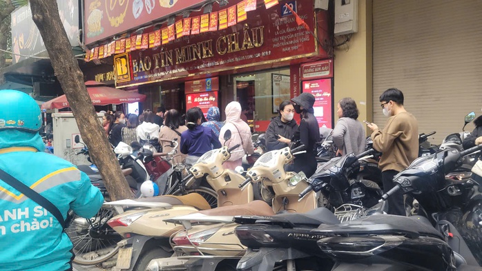 Người dân xếp hàng xuyên trưa mua vàng dù giá lên 100 triệu đồng/lượng- Ảnh 2. Người dân xếp hàng xuyên trưa mua vàng dù giá lên 100 triệu đồng/lượng- Ảnh 2.